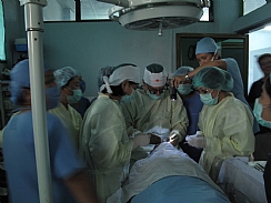 "באנו חושך לגרש" דר' לברטובסקי והצוות במהלך הניתוח