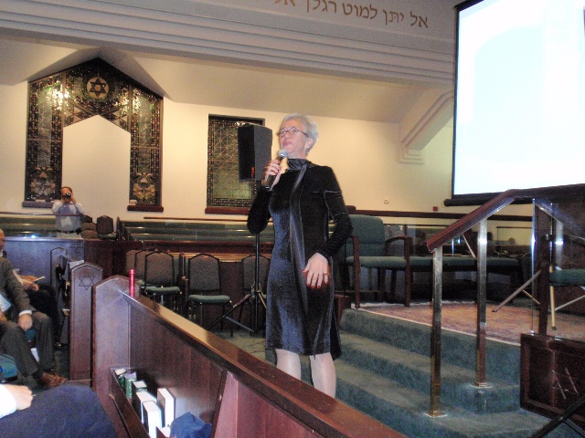לאה מלול וד"ר נזריאן בבית הכנסת של הקהילה המשהדית 